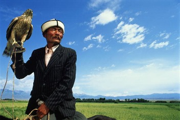 Кыргызстан Фото. Фото Кыргызстана. Фото альбомы Кыргызстана. Киргизский охотник с орлом | Фото Киргизии